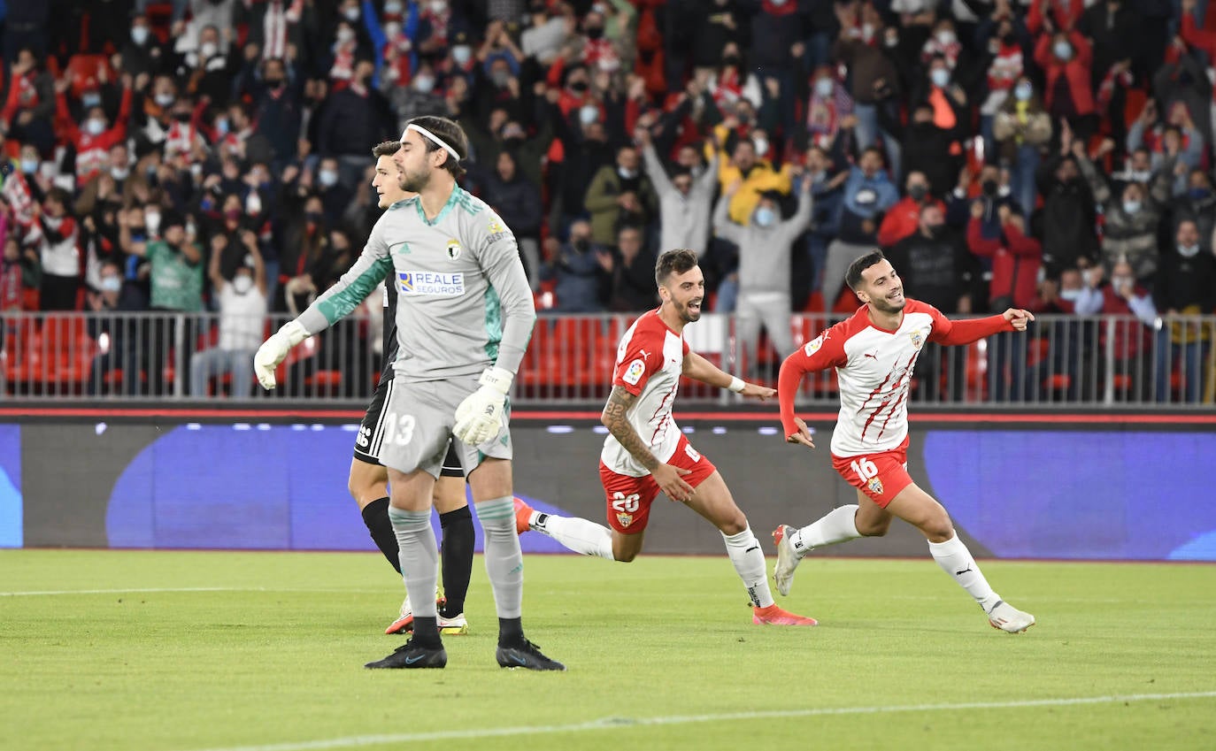 Lazo celebra el gol perseguido por Centelles, con Caro lamentándolo. 