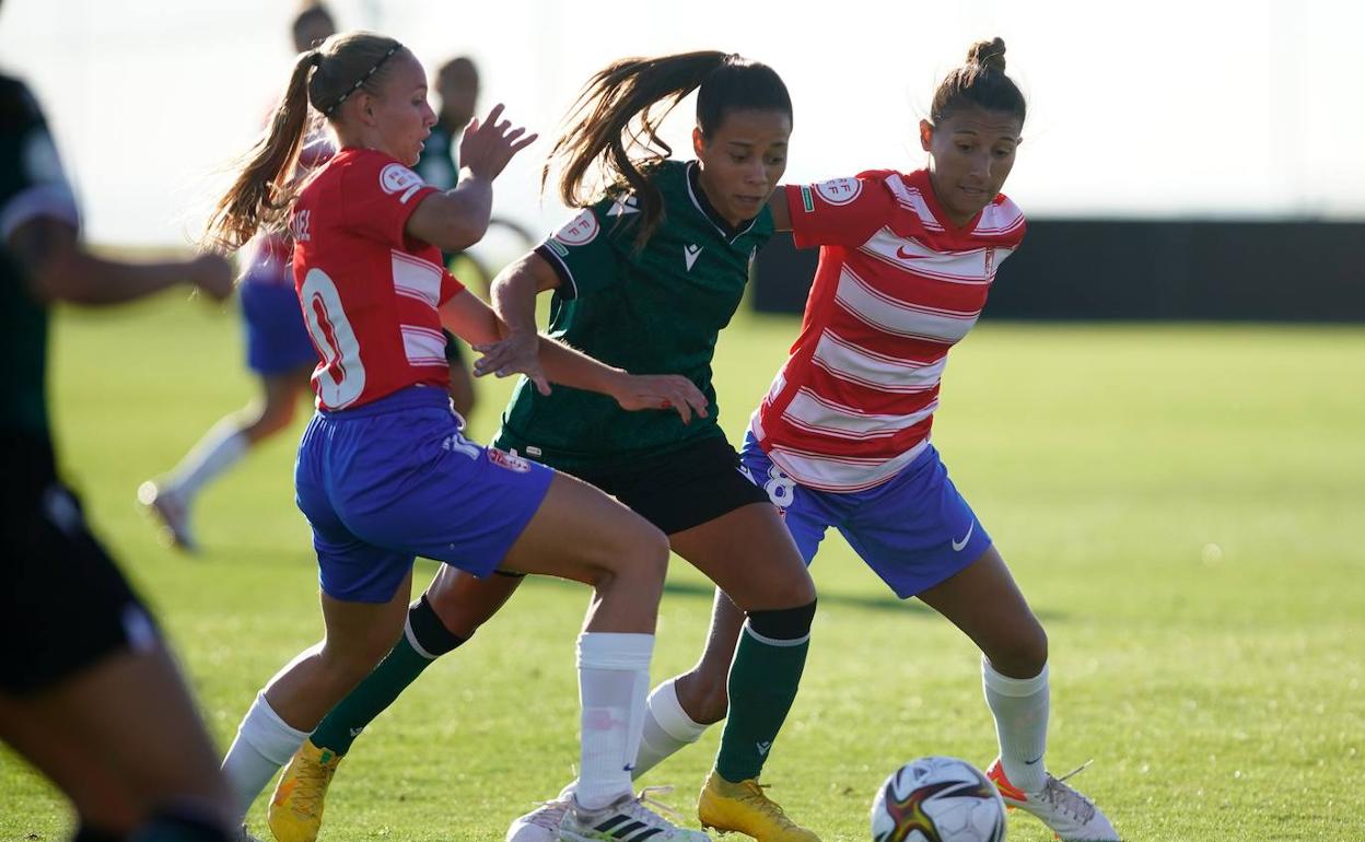 Raquel y Pamela presionan a una jugadora rival para recuperar la posesión. 