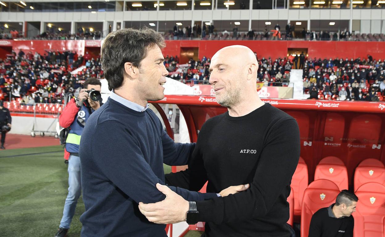 Rubi saluda a Julián Calero antes del comienzo del partido. 