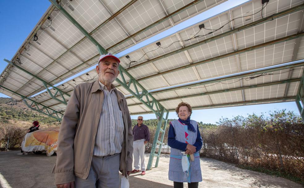 La planta solar que abastece a las viviendas y a las calles de la Rambla del Agua y que instalaron los propios vecinos en 1998.