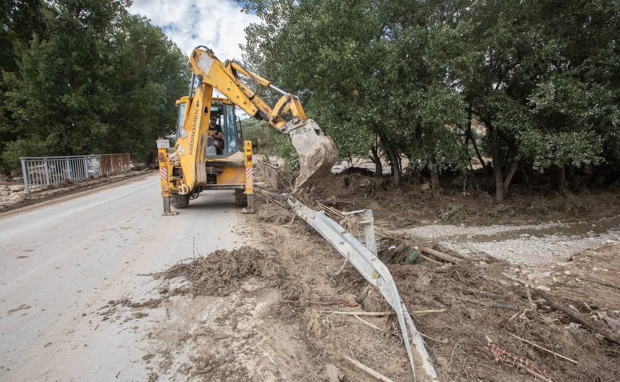 Una de las carreteras dañadas en Montefrío el día después de la tromba.