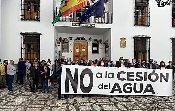Concentración contra la subida de tarifas en La Zubia.