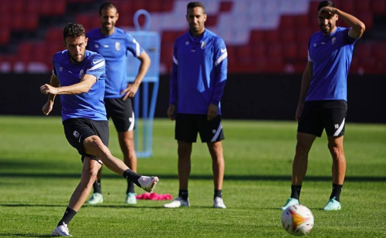 Quini lanza a portería ante la mirada de Víctor Díaz, Montoro y Puertas. 