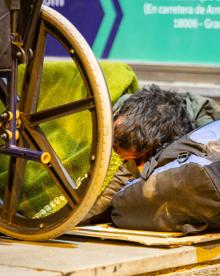 Imagen secundaria 2 - Eva muestra sus anillos. Ana Belén en su colchón. Ángel duerme junto a su silla de ruedas.