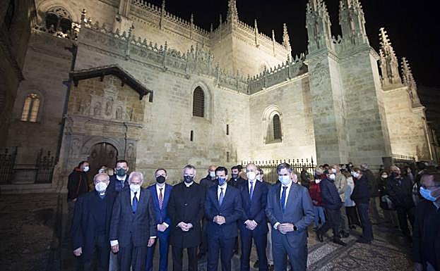 Los representantes de las instituciones y Endesa ante la nueva iluminación de la Capilla Real