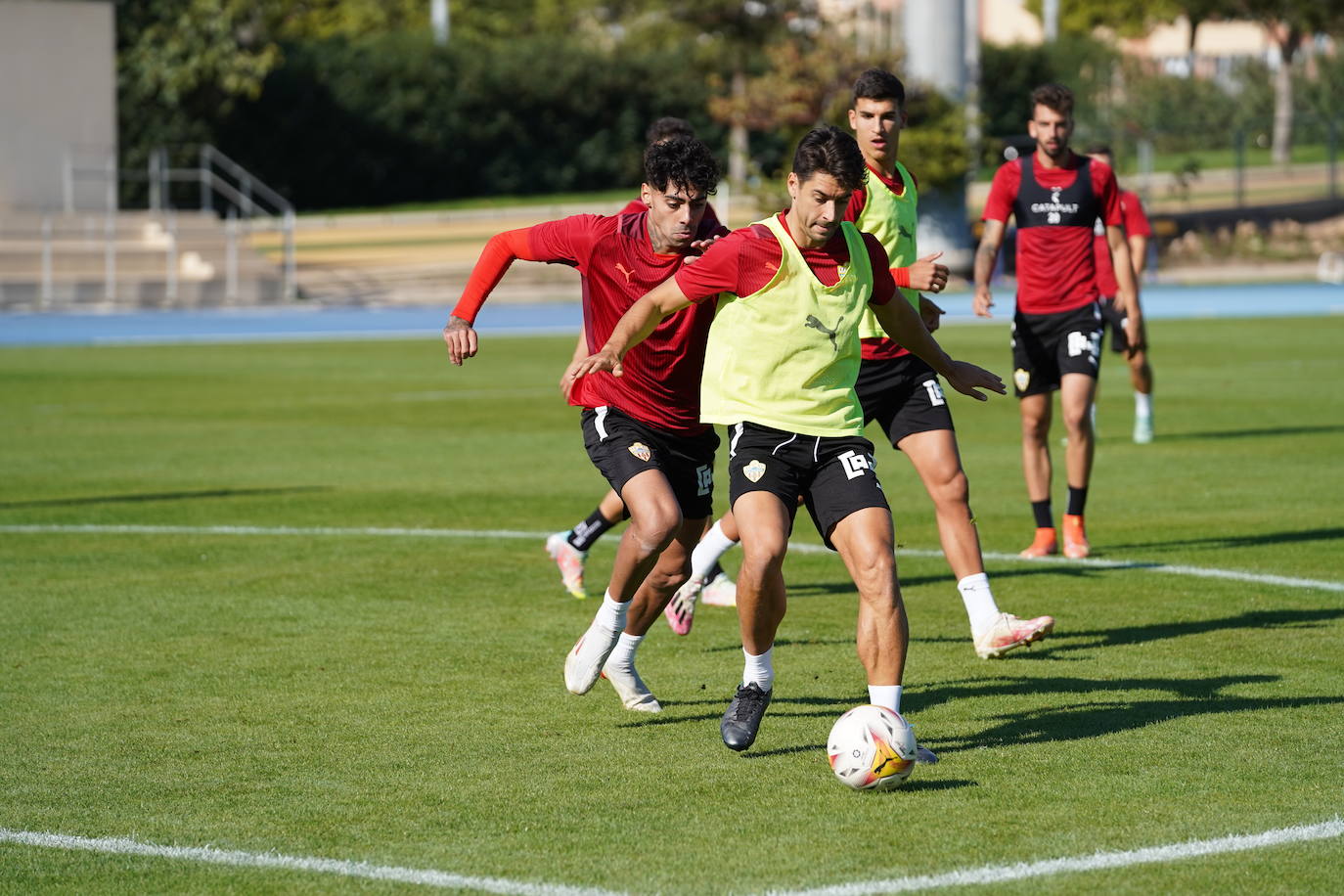 César de la Hoz es presionado por Samú Costa. 