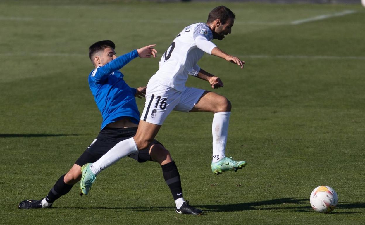Víctor Díaz, a quien Robert Moreno probó como centrocampista, esquiva una entrada de Martín Solar. 
