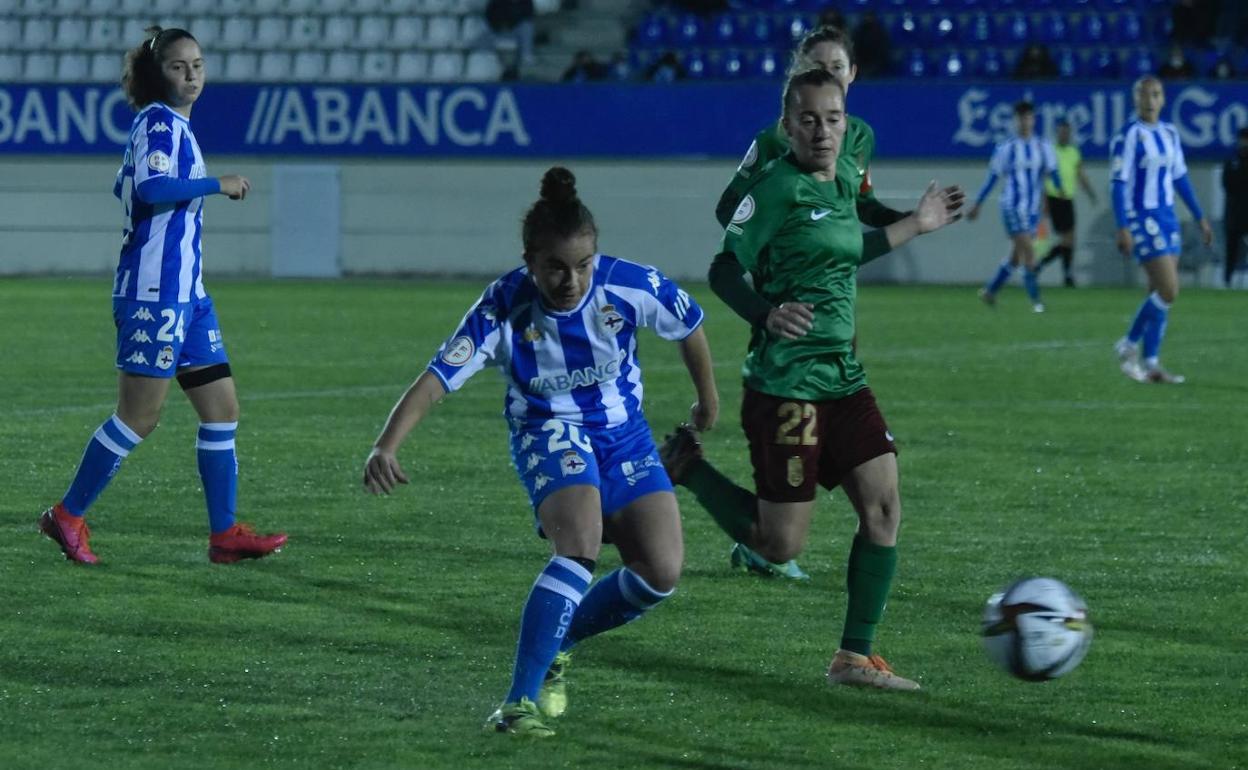 Una acción del partido del Granada Femenino contra el Deportivo en Coruña.