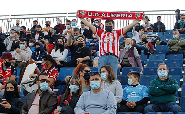 Galería. Aficionados almerienses en las gradas de Can Misses.