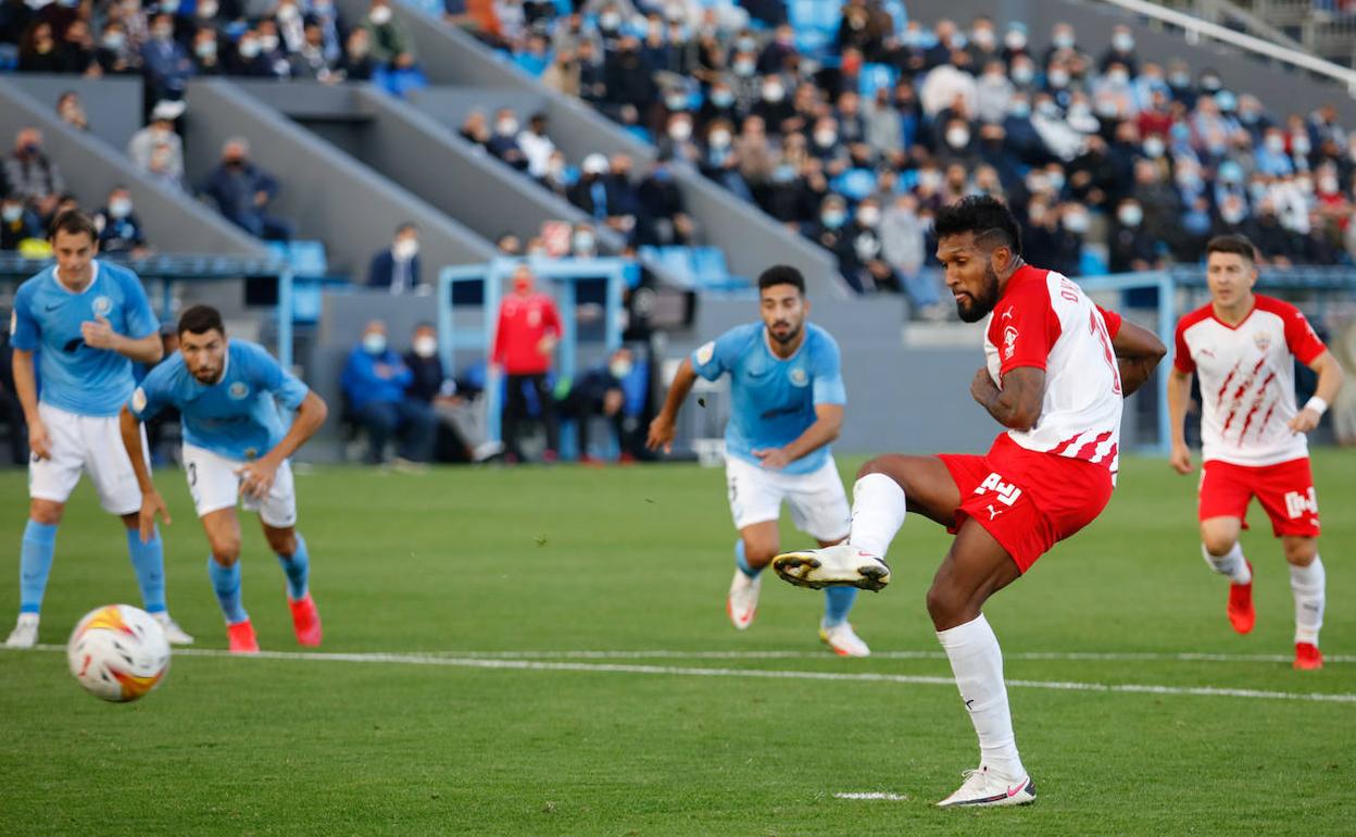 Dyego Sousa anotó el gol de la victoria del Almería al transformar este penalti.