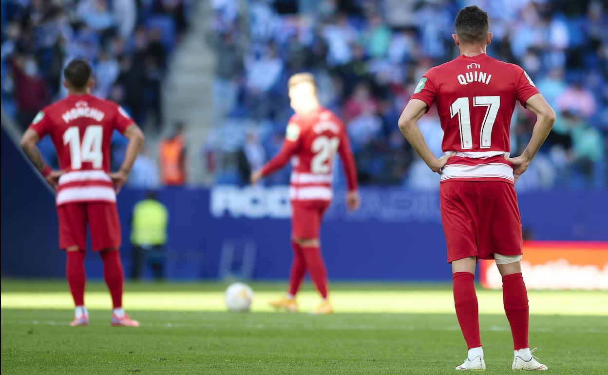 Quini, en primer plano, y Monchu más adelante, con brazos en jarra tras un gol del Espanyol en Cornellá. 