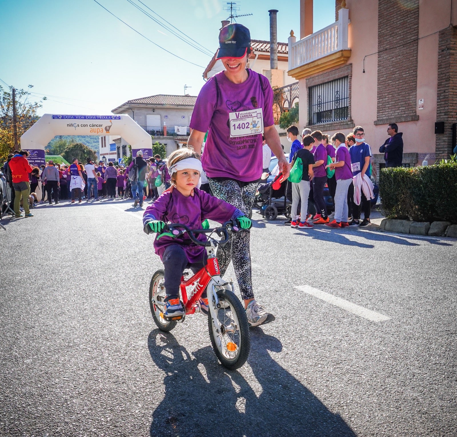 1.500 personas se reúnen en la quinta edición de la carrera #PonteEnMarchaYA de Lecrín, una fiesta comarcal en la que Rafael Torres y Catherine Walkley alcanzan la meta en primer lugar 