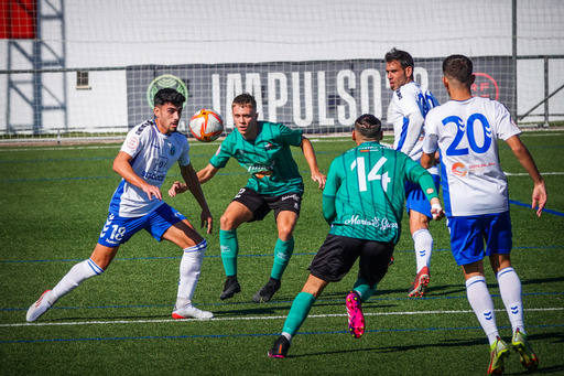 El visitante Hidalgo intenta controlar un balón ante la presión de los hueteños Pedro y Robert. 