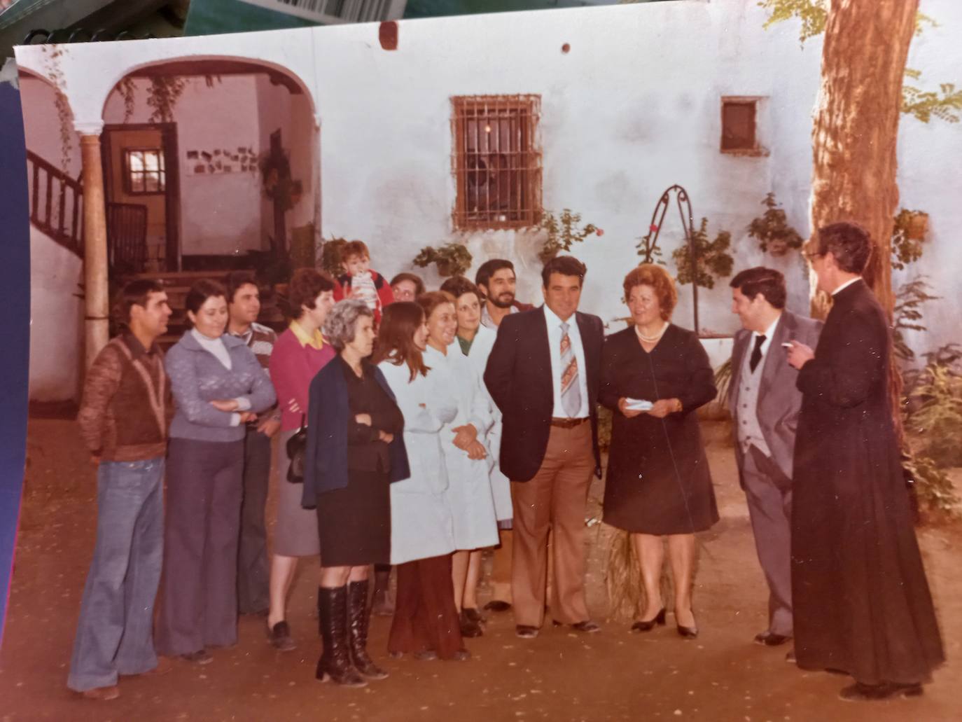 Imagen principal - Arriba, primer colegio en el palacete de los Marqueses de Pañaflor, y abajo, recogiendo premios en diferentes instituciones 