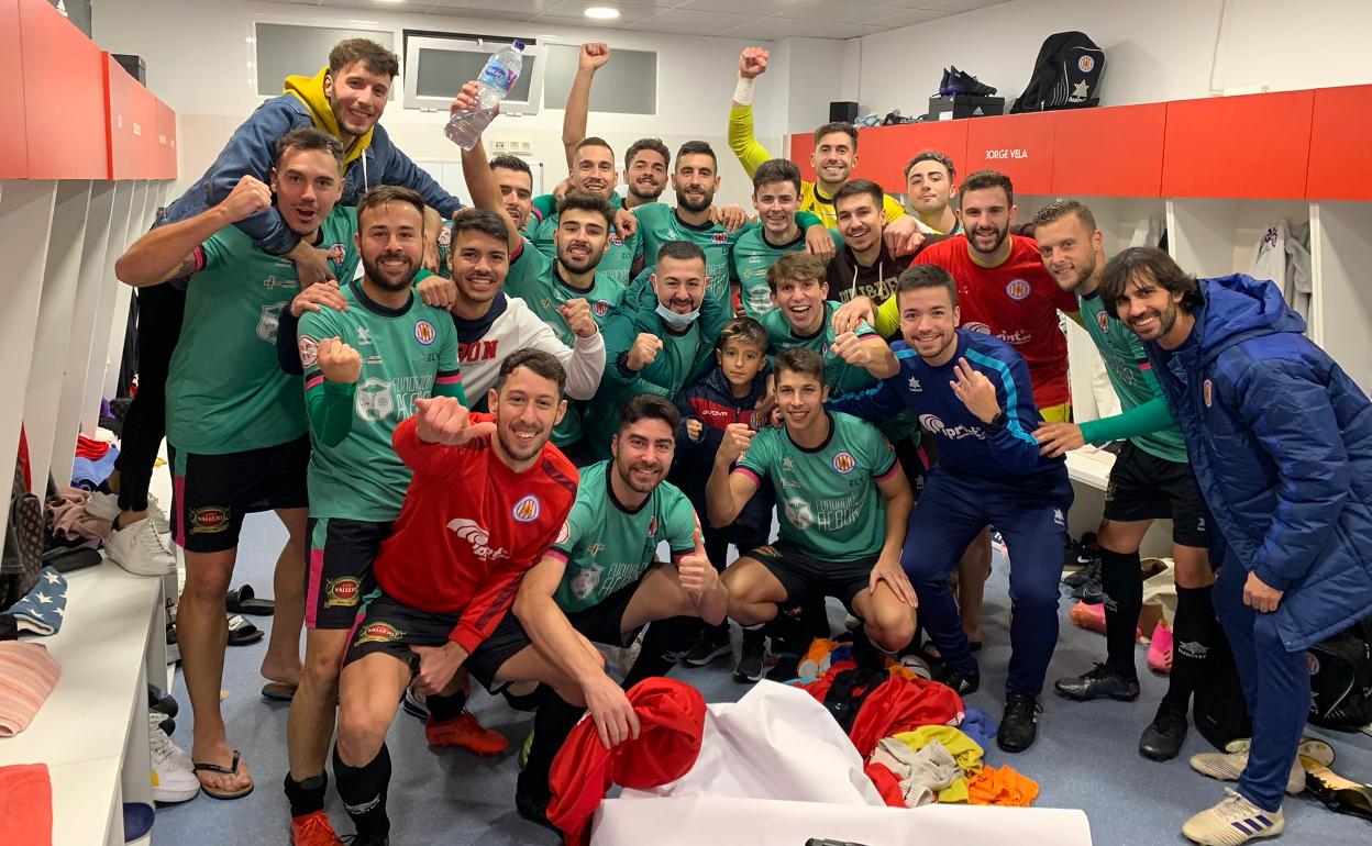 El conjunto tosiriano, que vistió su segunda equipación de color verde en homenaje a los enfermos de ELA, celebró en el vestuario el triunfo. 