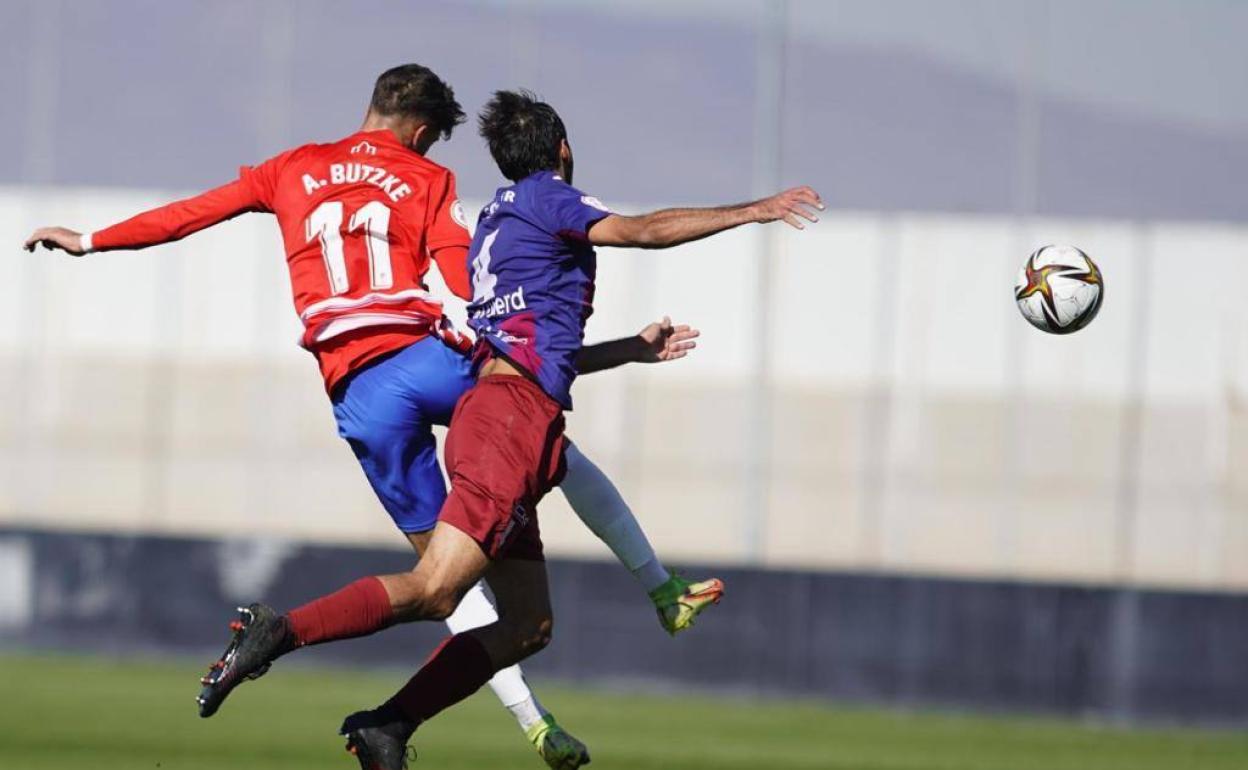 Butzke remata durante el partido con el Alzira. 