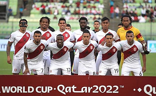 Once de Perú con Abram, tercero por la izquierda en la fila superior. 