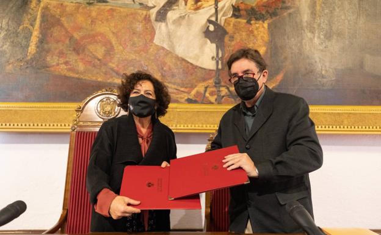 Pilar Aranda, rectora de la UGR, y Luis García Montero, director del Instituto Cervantes, ayer en el Hospital Real.
