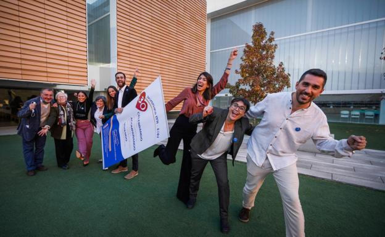 Trabajadores y personal de La Escuelita, en la celebración del cumpleaños.