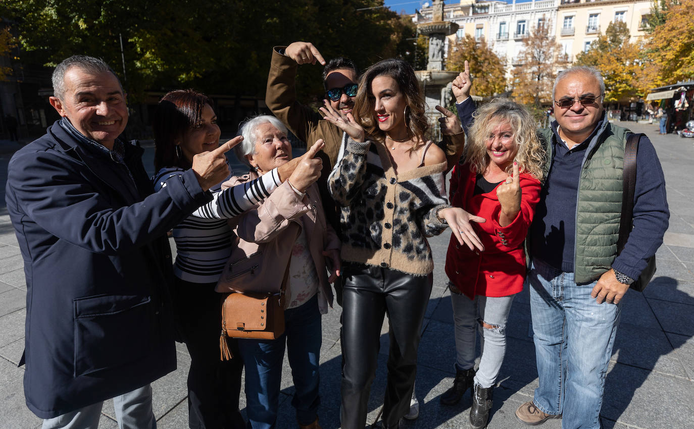 Nuria Párrizas disfruta de su éxito en el WTA con su familia en la plaza de Bib Rambla.