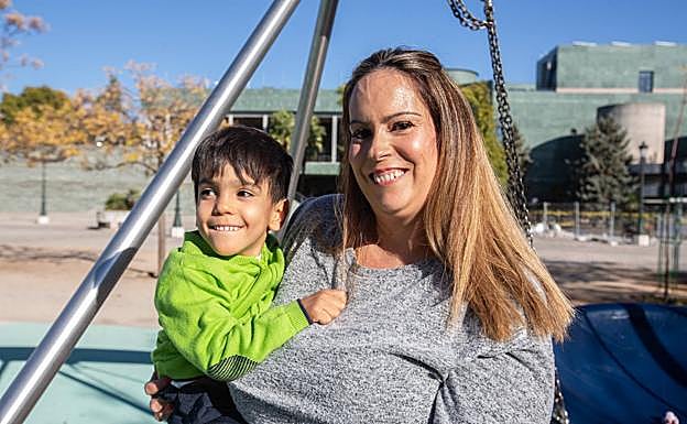 Ana Belén posa con su hijo Pablo, que nació a las 26 semanas y pesó 600 gramos.