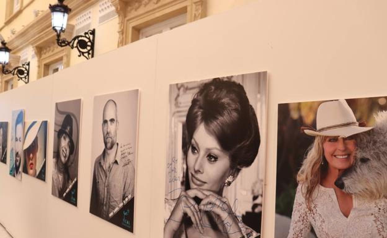 Los anteriores ganadores del Premio 'Almería Tierra de Cine' observaron atentamente la presentación del festival en el Patio de Luces. 