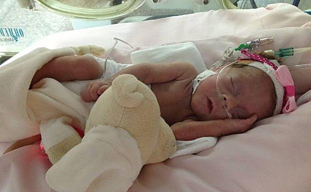 Lucía durante su estancia en el hospital.