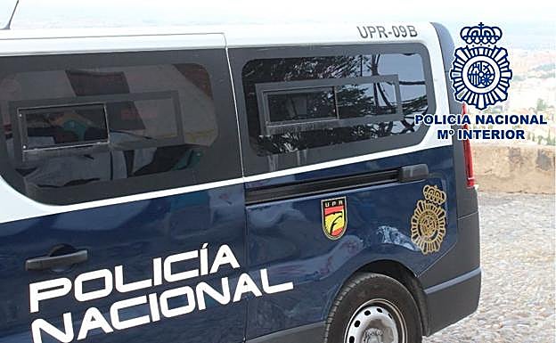 Se encuentra con una patrulla policial tras arrancar una cadena a un joven en el centro de Granada