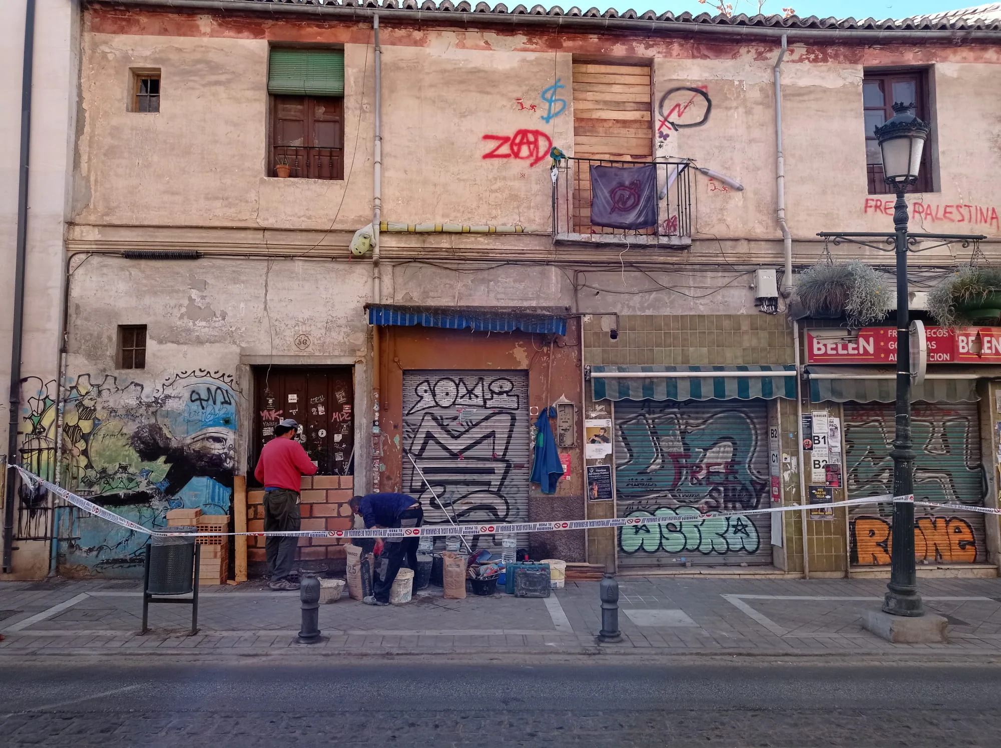 Un operario tapia la casa ocupada en el Realejo tras ser desalojada. 