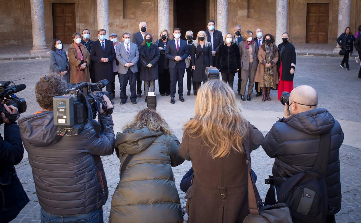 Fotógrafos hacen la foto de familia de los firmantes del protocolo. 