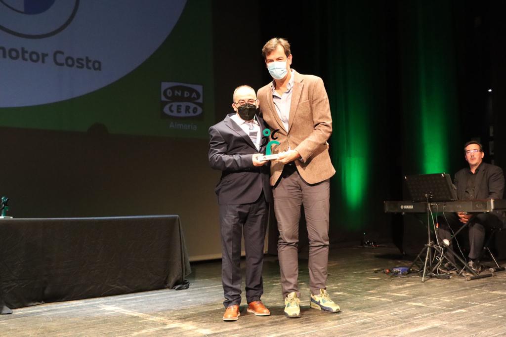 Juanjo Aguilera recibió el Premio Paco Cruz de mano de Juanjo Salvador.