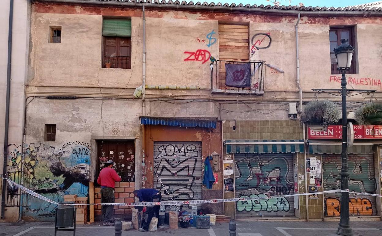 Vivienda en calle Molinos donde estaba escondido el detenido.