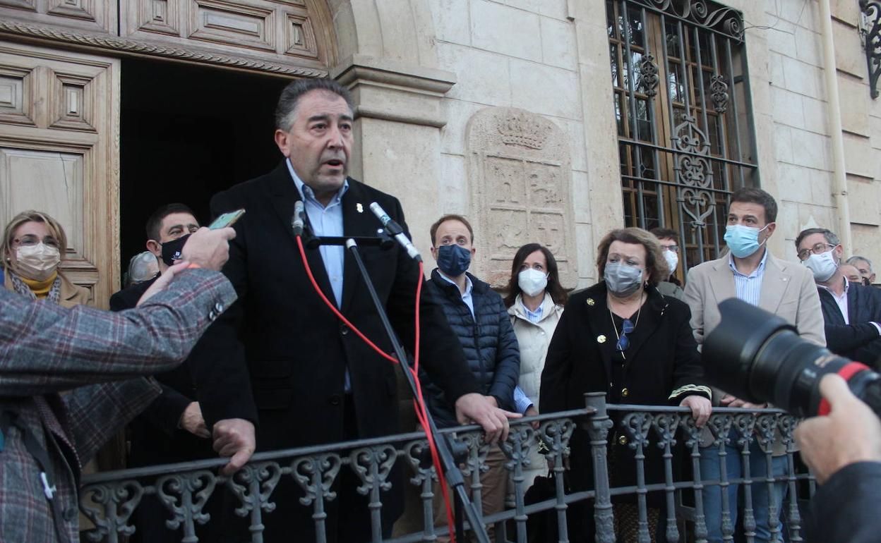 Joaquín Requena se dirige a los asistentes concentrados en la plaza de la Constitución :