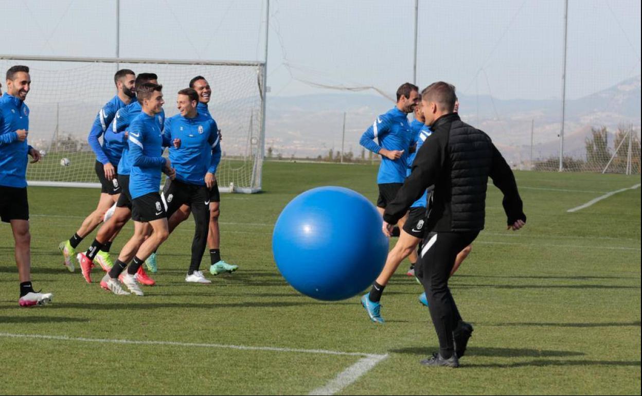 Robert Moreno juega con una pelota elástica enorme durante el entrenamiento. 