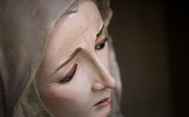 Imagen principal - Detalles de la talla de Santa Margarita de Cortona. 