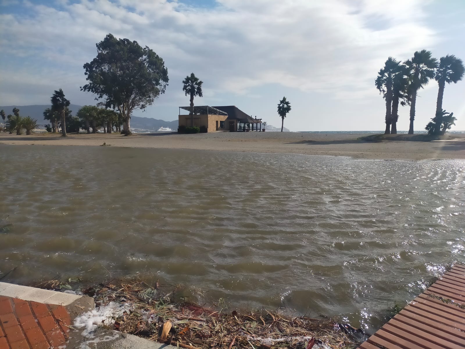 Según la Aemet el aviso naranja, riesgo importante, se mantendrá en el litoral hasta la medianoche del viernes, con vientos del este fuerza 7 y olas de hasta cinco metros. 