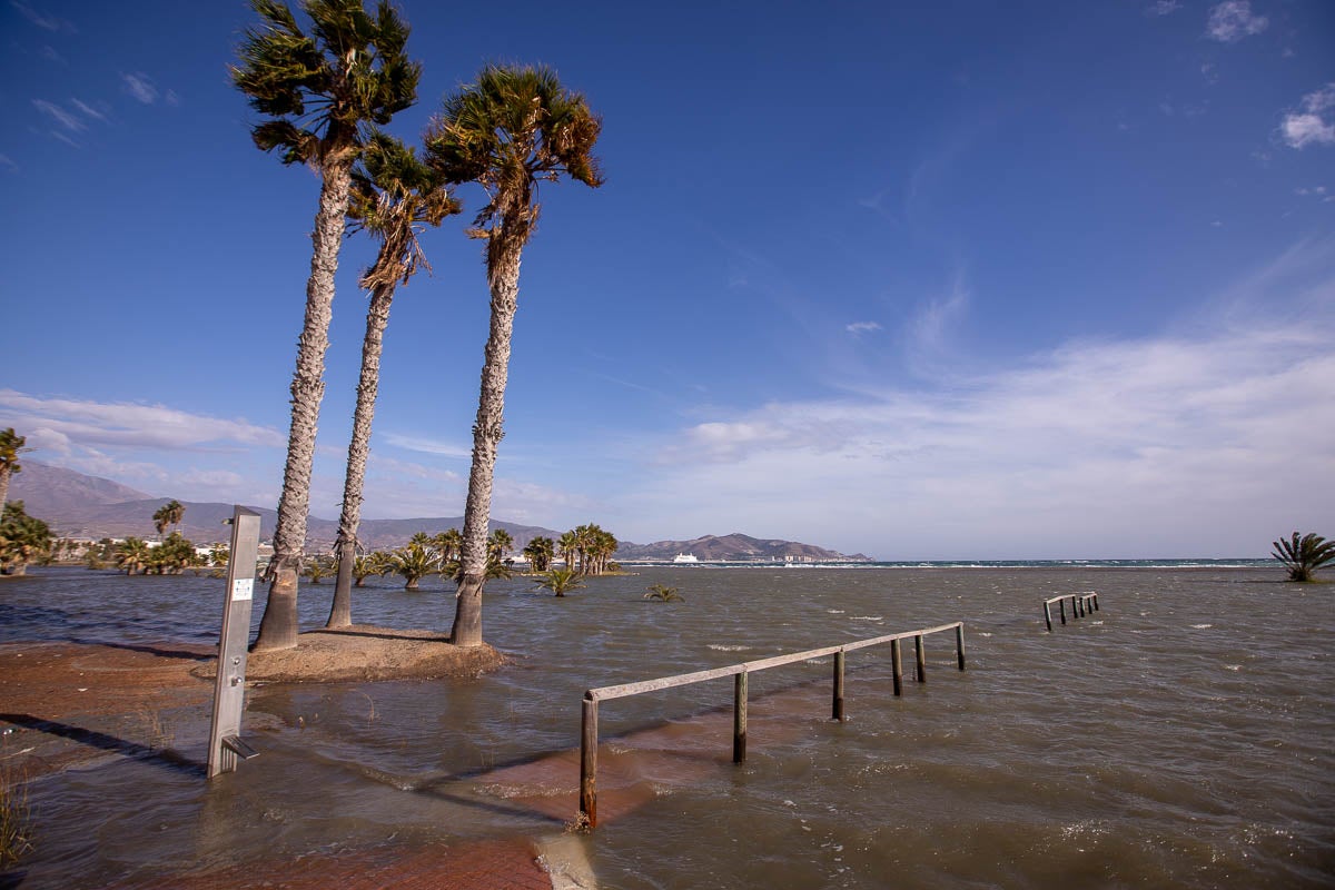 Según la Aemet el aviso naranja, riesgo importante, se mantendrá en el litoral hasta la medianoche del viernes, con vientos del este fuerza 7 y olas de hasta cinco metros. 