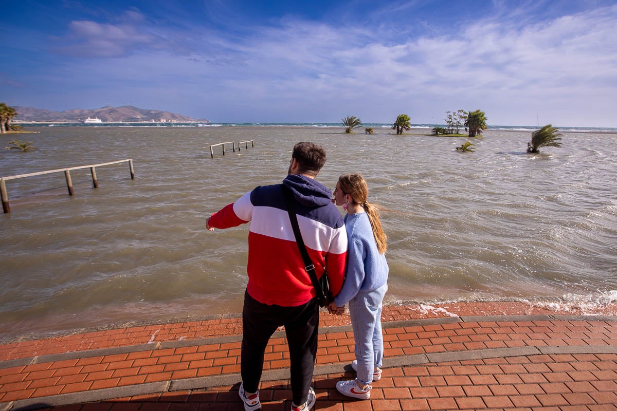 Según la Aemet el aviso naranja, riesgo importante, se mantendrá en el litoral hasta la medianoche del viernes, con vientos del este fuerza 7 y olas de hasta cinco metros. 