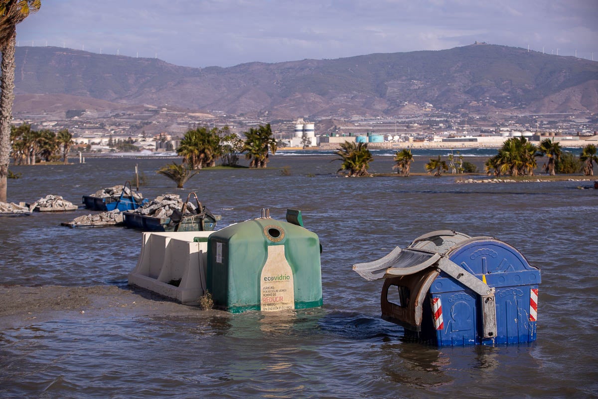 Según la Aemet el aviso naranja, riesgo importante, se mantendrá en el litoral hasta la medianoche del viernes, con vientos del este fuerza 7 y olas de hasta cinco metros. 