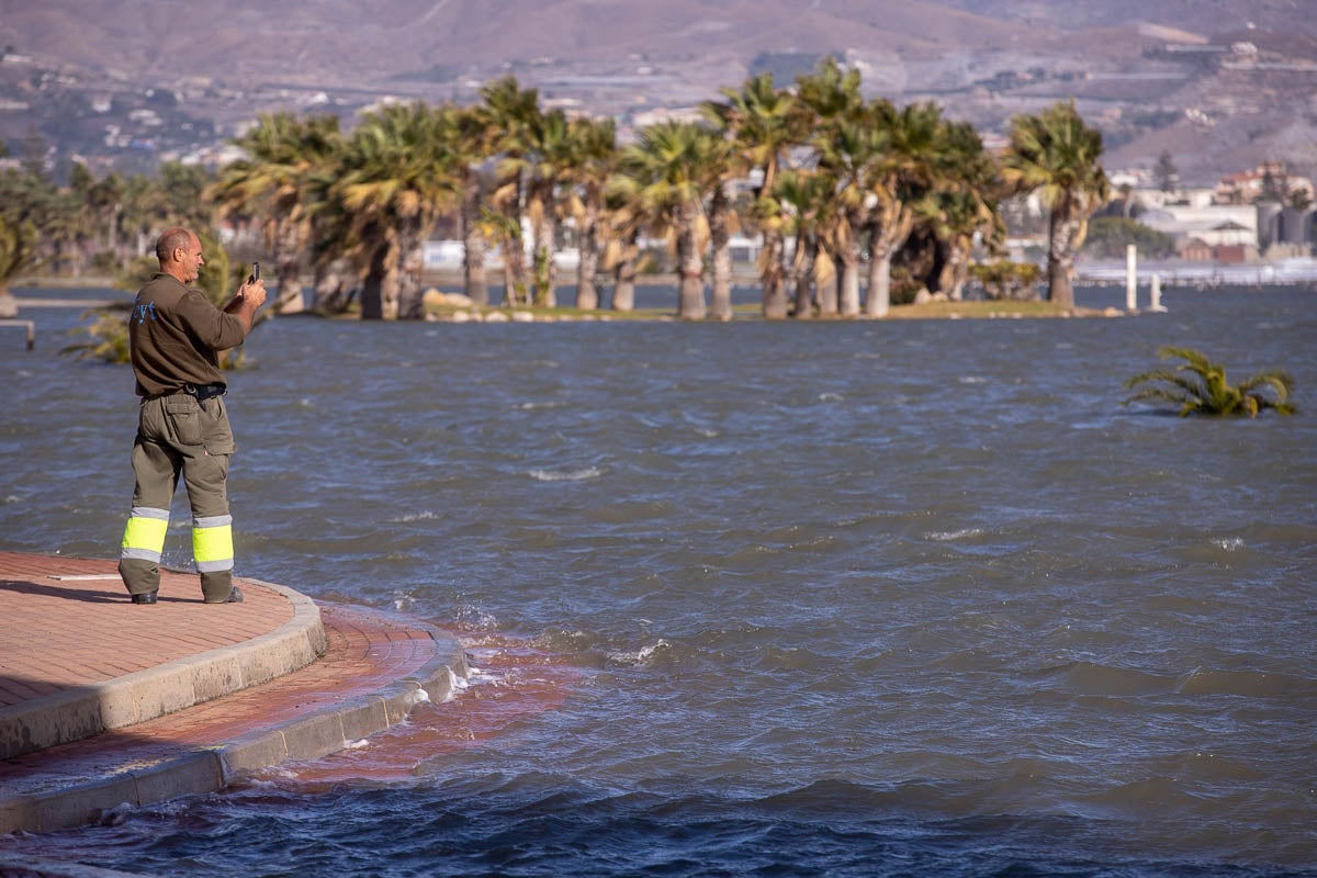 Según la Aemet el aviso naranja, riesgo importante, se mantendrá en el litoral hasta la medianoche del viernes, con vientos del este fuerza 7 y olas de hasta cinco metros. 