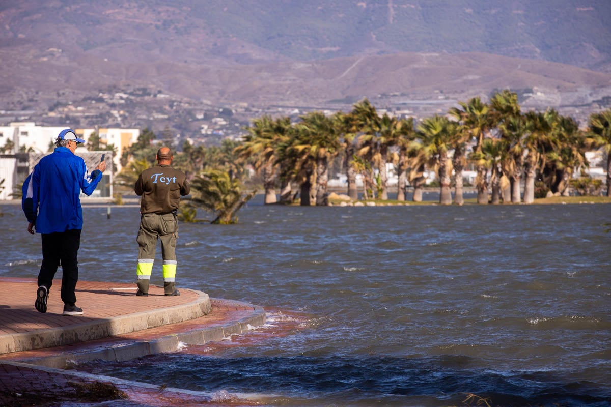 Según la Aemet el aviso naranja, riesgo importante, se mantendrá en el litoral hasta la medianoche del viernes, con vientos del este fuerza 7 y olas de hasta cinco metros. 