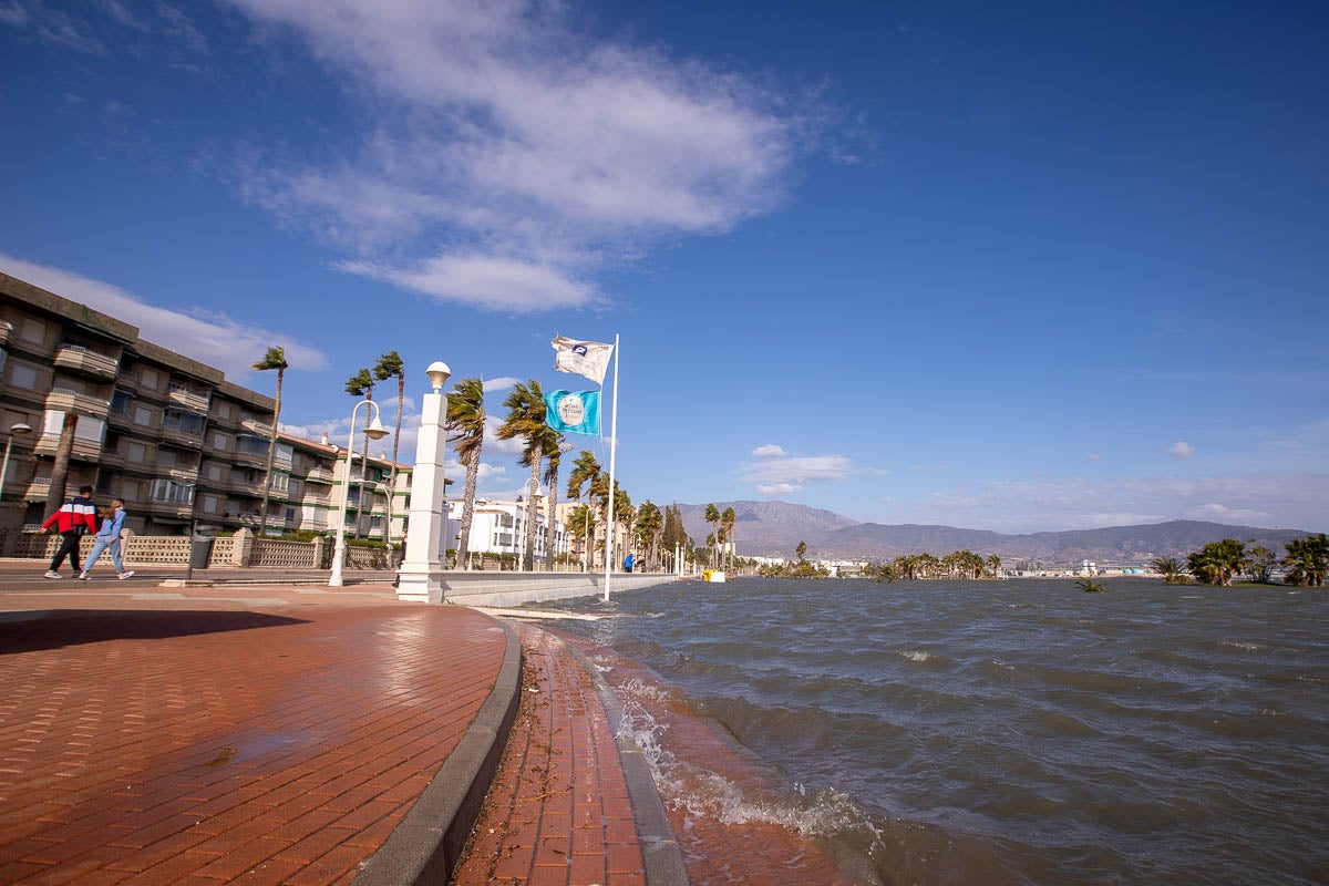 Según la Aemet el aviso naranja, riesgo importante, se mantendrá en el litoral hasta la medianoche del viernes, con vientos del este fuerza 7 y olas de hasta cinco metros. 