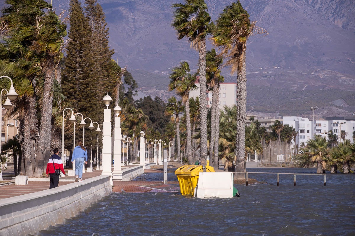 Según la Aemet el aviso naranja, riesgo importante, se mantendrá en el litoral hasta la medianoche del viernes, con vientos del este fuerza 7 y olas de hasta cinco metros. 