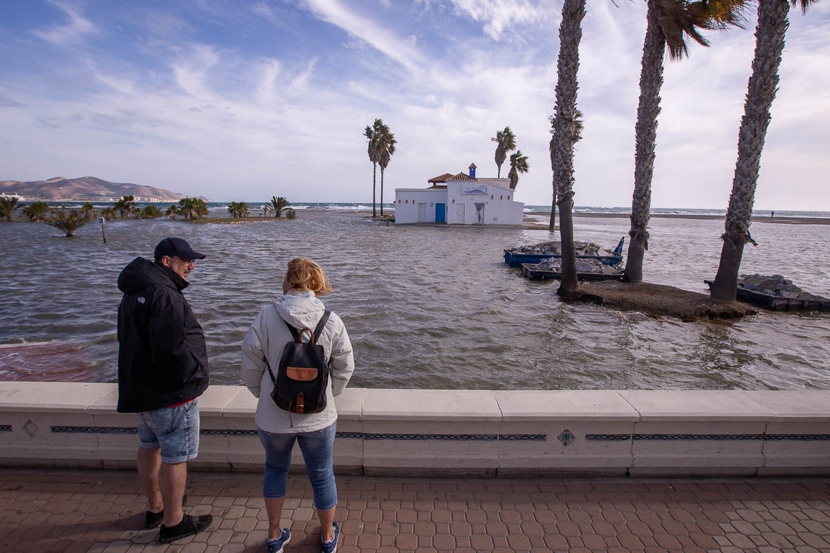 Según la Aemet el aviso naranja, riesgo importante, se mantendrá en el litoral hasta la medianoche del viernes, con vientos del este fuerza 7 y olas de hasta cinco metros. 