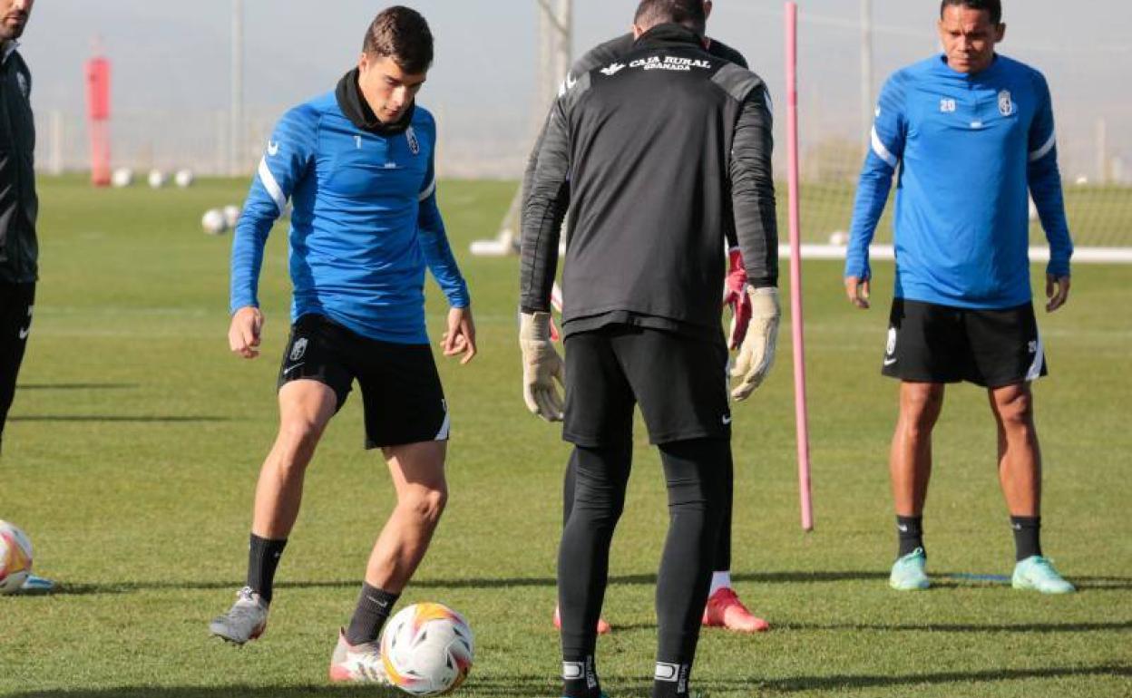 Alberto Soro, durante el rondo de calentamiento en el entrenamiento de este viernes.