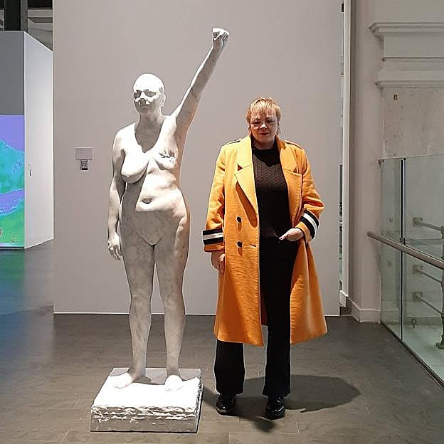 Vargas, junto a su versión en escultura, en el CentroCentro de Madrid. 