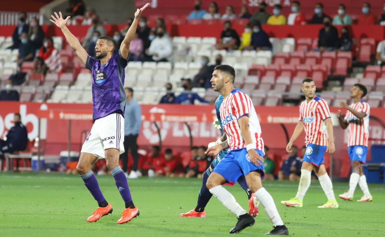 oaquín Fernández pide la pelota en el partido que enfrentó al Valladolid con el Girona.