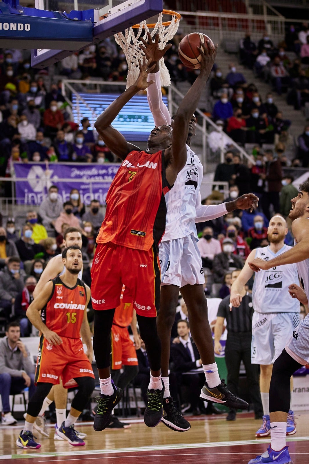 Jugadas del partido entre el Covirán y el Lleida