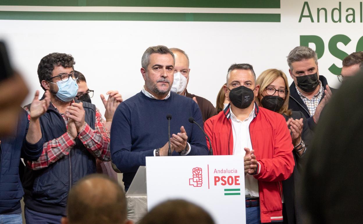 Juan Antonio Lorenzo, nuevo secretario general del PSOE de Almería, celebrando la victoria en la sede.