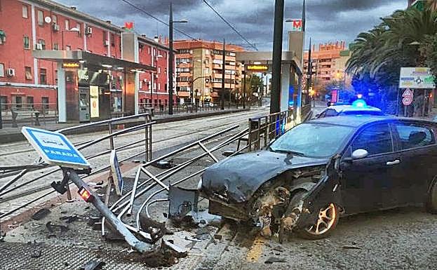 Detenido por chocar contra la parada de metro de Villarejo, borracho y sin carnet de conducir